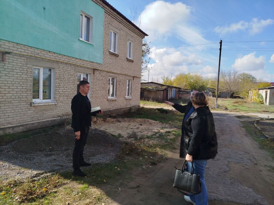 Вячеслав Третьяков: Мой помощник Владимир Васильевич Запорожец совместно с представителем УКС Астраханской области Алексеем Александровичем Алешиным и начальником управления ЖКХ, архитектуры и градостроительства...