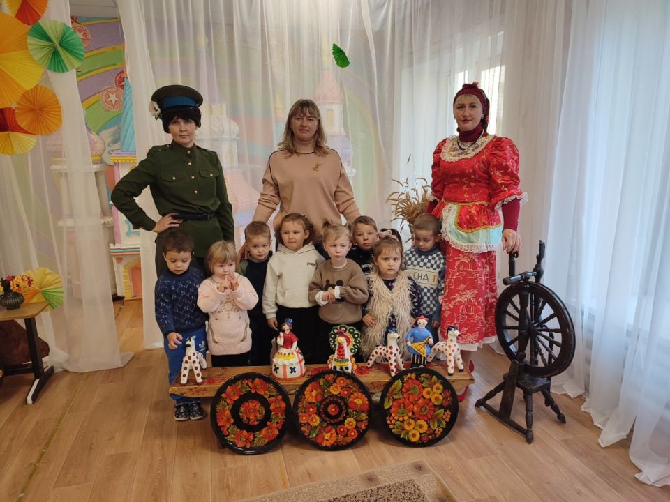 В дошкольном учреждении "Изумляндия" прошли "Казачьи посиделки", где дети играли, пели, танцевали и знакомились с казачьим бытом и культурой