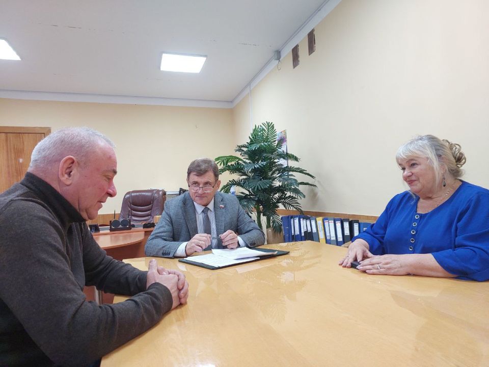 Роман Лысенко: Провел встречу с представителем местного бизнес-сообщества Сосланом Караевым и общественницей нашего города - помощником депутата Народного Совета Луганской Народной Республики Сушковой Наталией Петровной