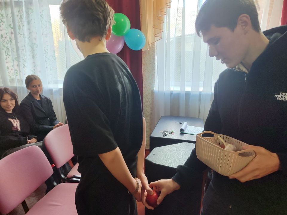 В Перевальской гимназии прошел час русской традиции «Покров день – платок надень»