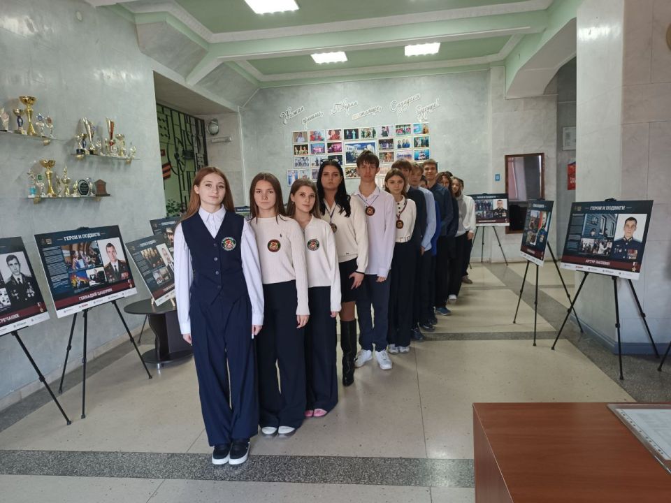Обучающиеся Брянковской средней школы №9» посетили передвижную выставку «Герои и подвиги: Мои земляки - Герои России» в ДК им. ОР г. Брянки