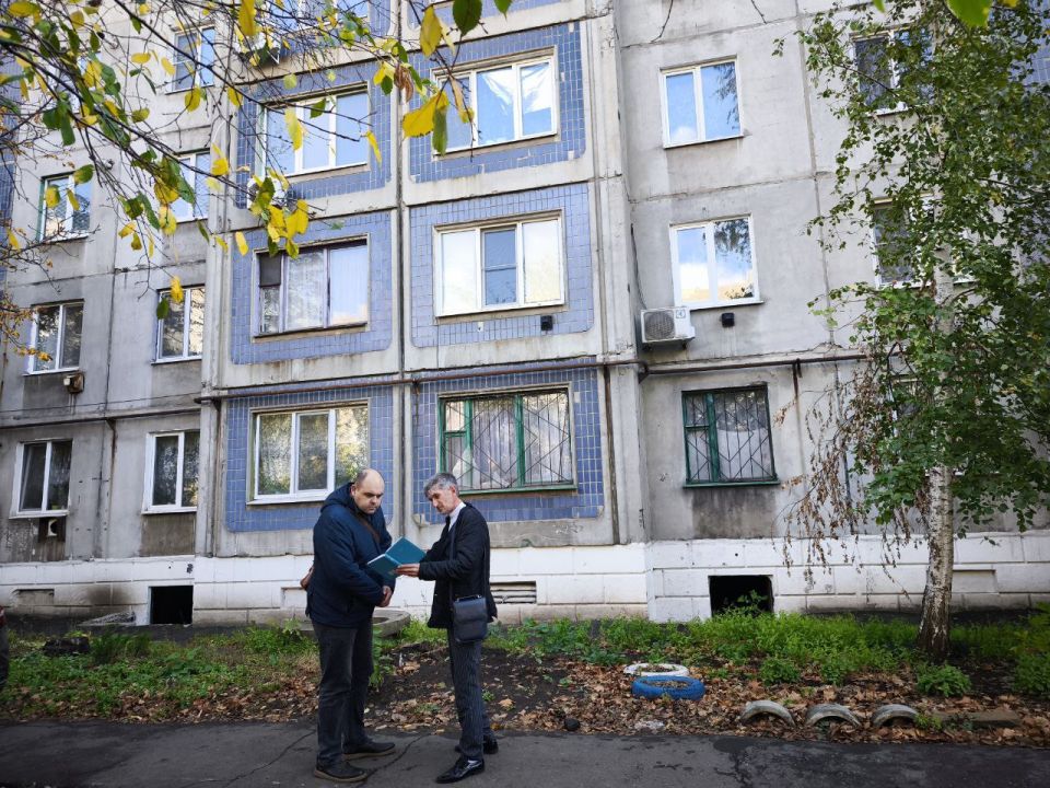 В Кировске продолжается ремонт кровель многоквартирных домов