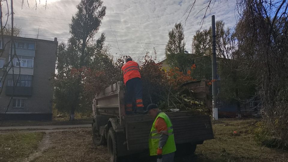 Работы по уборке и благоустройству в Молодогвардейске не прекращаются