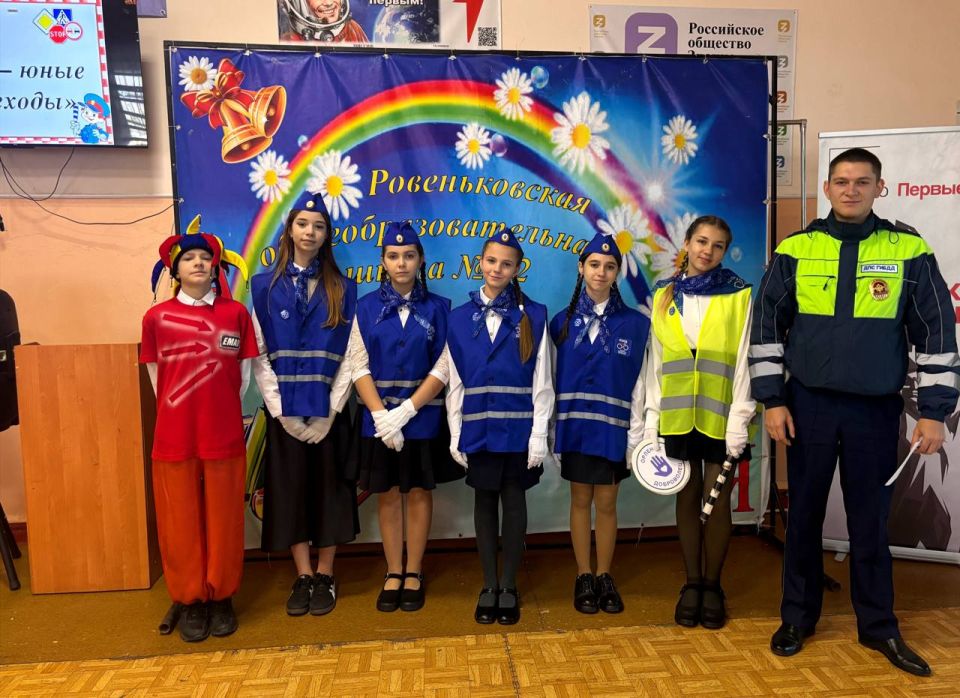 Сегодня в Ровеньковской школе №12 состоялось торжественное и о важное мероприятие – посвящение первоклассников в пешеходы! Теперь юные орлята стали полноправными участниками дорожного движения!