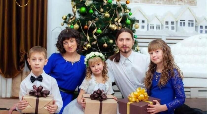 Александр и Ирина Ястребовы из Свердловска одержали победу во Всероссийском конкурсе «Семья года — 2025» в номинации «Семья — хранитель традиции»