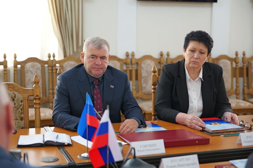 Губернатор Саратовской области Роман Бусаргин прибыл в ЛНР для обсуждения итогов сотрудничества с подшефным Сватовским муниципальным округом и планов на следующий год