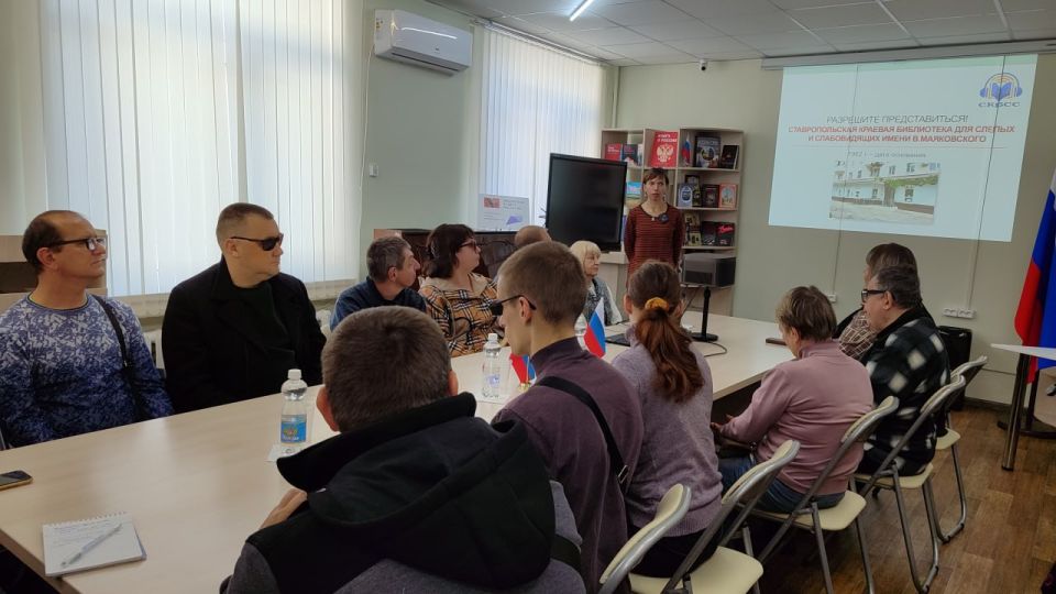 В модельной библиотеке АГЦБС состоялся тактильный тур «Храмы воинской славы: прикоснись, послушай, посмотри»