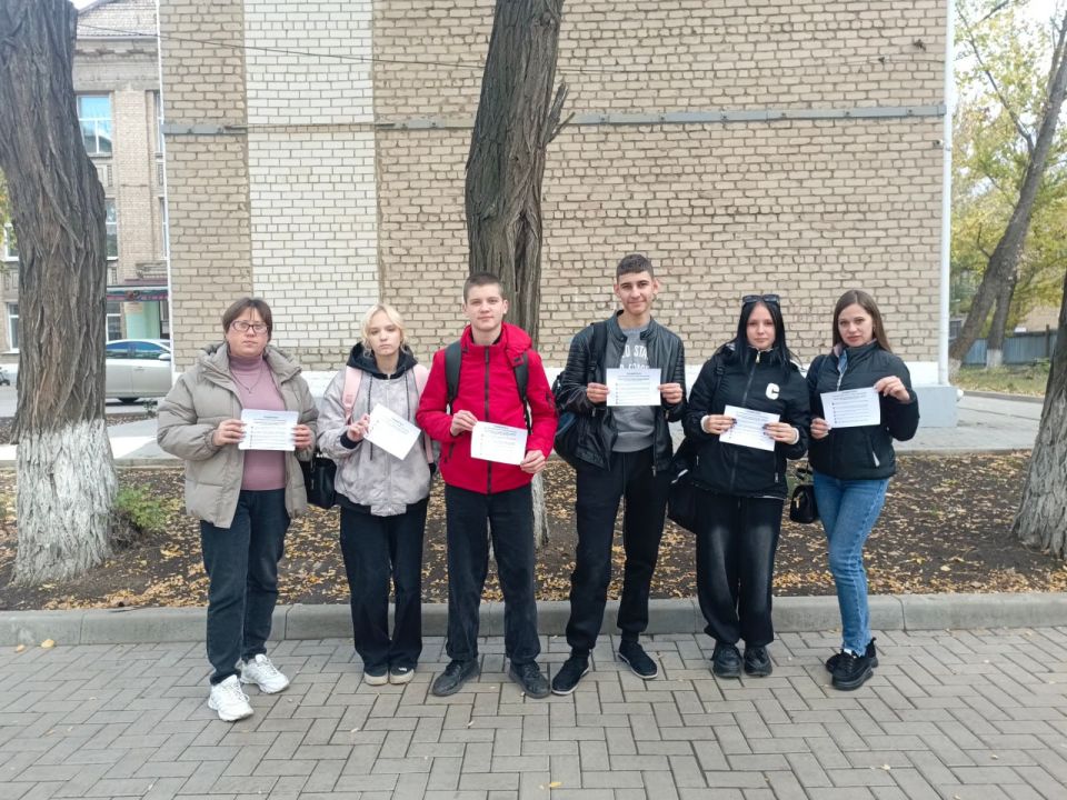 Сотрудники Дома культуры поселка городского типа Дубовский и библиотеки провели уличную профилактическую акцию «Будь бдителен!»