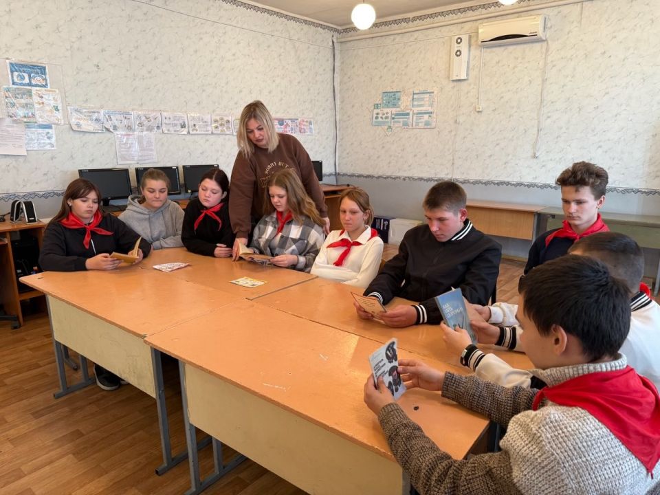 В библиотеке пгт. Кленовый прошла встреча для учащихся 7-9 классов Кленовской школы