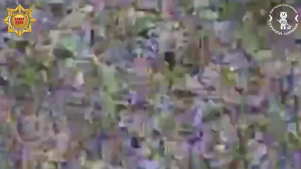 Наши операторы фпв-дронов из роты БПЛА группы «ШРАМА» СпН «АХМАТ» МО РФ, используя беспилотники на радиоуправлении, успешно перехватили над Кременной вражеский беспилотник самолётного типа с неподвижным крылом