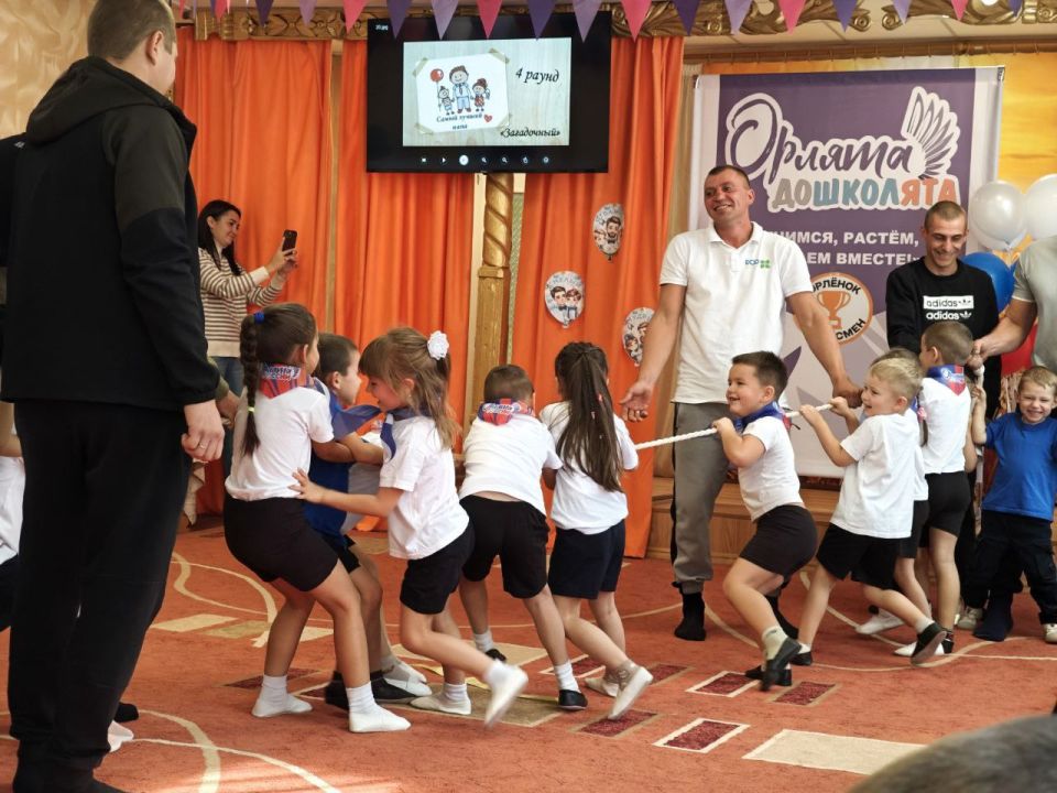 В дошкольном учреждении «Сказка», в преддверии Дня отца, Орлята-дошколята, в рамках трека «Орлёнок-спортсмен», вместе со своими папами приняли участие в спортивно-развлекательном мероприятии "Дело было вечером"!