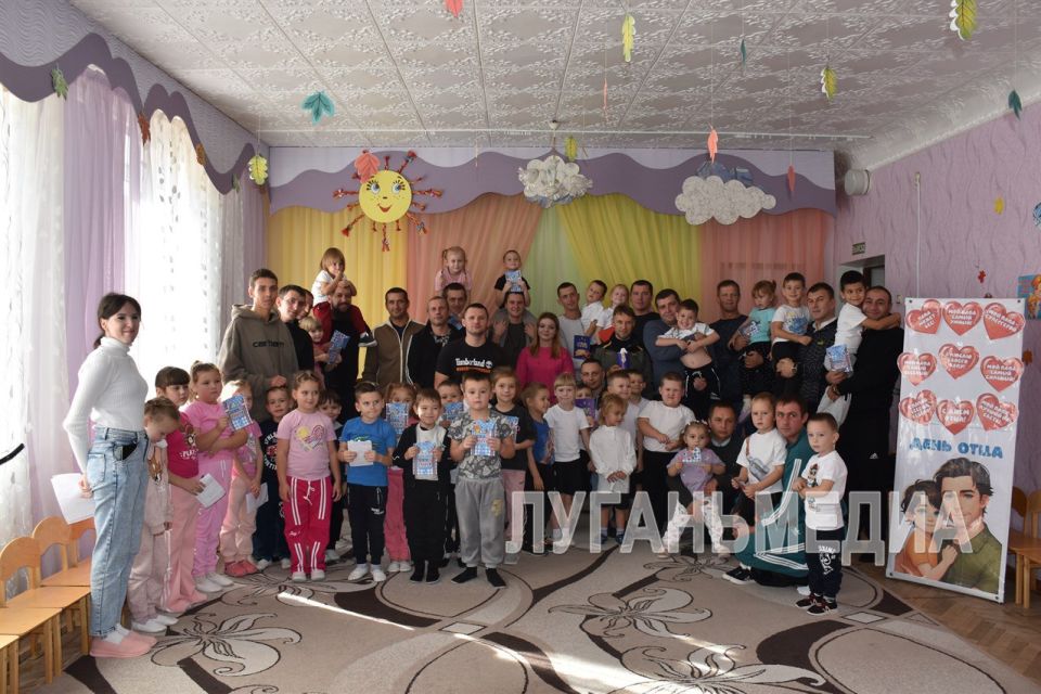 В городе Кировске, на базе детского яслей - сада №1 «Солнышко» прошел спортивный праздник для пап и детей, посвященный Дню отца