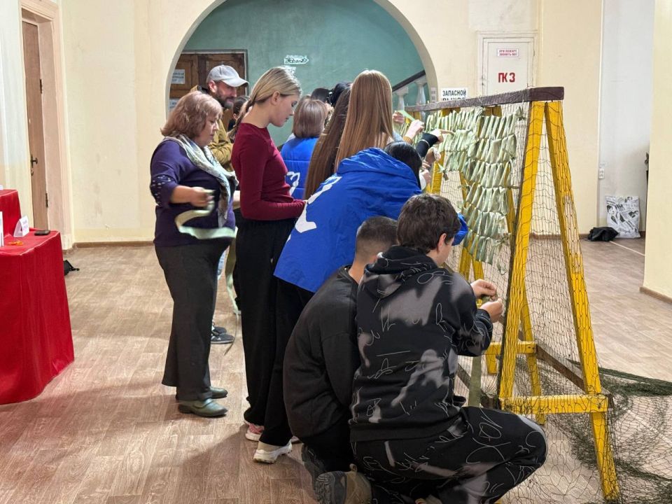 Виктория Сергеева: “ZA Победy”. Сегодня активисты местного отделения всероссийской политической партии "Единая Россия" совместно с активной молодежью Кировского городского округа начали кропотливую работу по изготовлению...