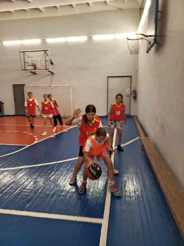 В Ровеньковской школе №3 кипели баскетбольные страсти! Учебное заведение распахнуло свои двери для участников школьной лиги чемпионата "КЭС-БАСКЕТ", где юные спортсмены продемонстрировали свои умения и командный дух
