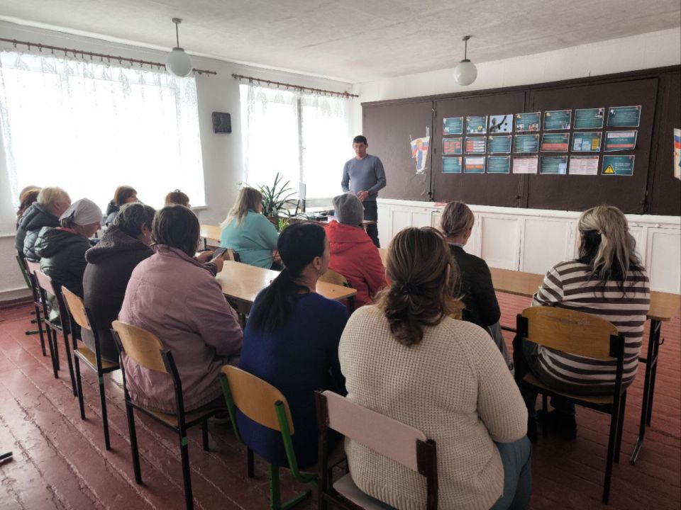 Сегодня начальник отдела жизнеобеспечения пгт Нагольно-Тарасовка Олег Перепечко провел встречу с самыми активными жителями поселка, в ходе которой были рассмотрены вопросы, касающиеся создания и развития ТОС на территории...