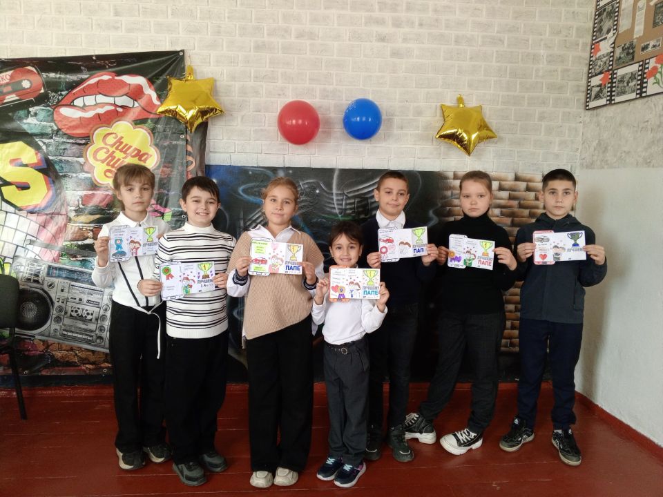 В середине осени празднуется молодой, но очень важный семейный праздник – День отца