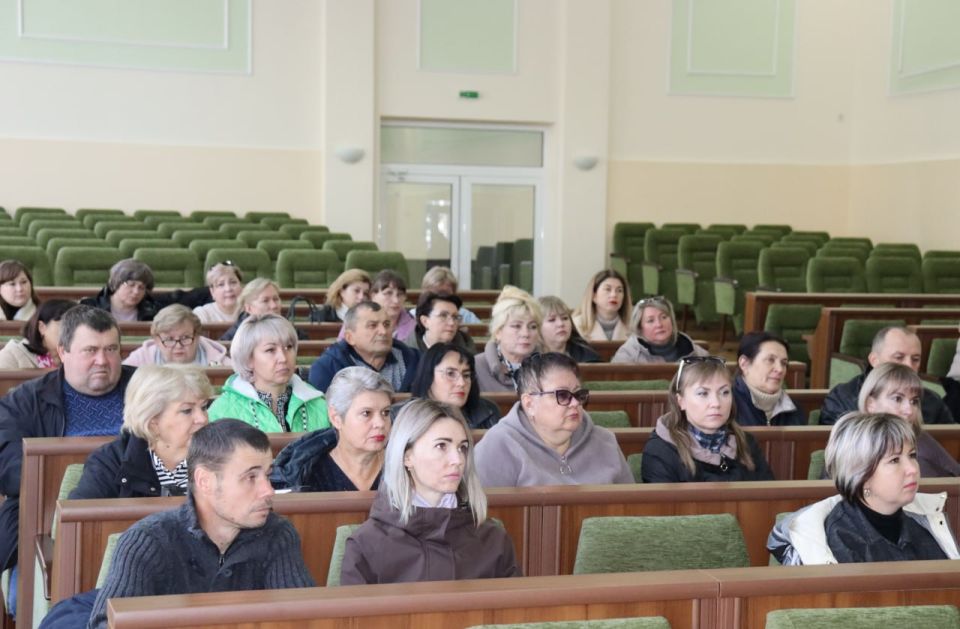 В Администрации Антрацитовского муниципального округа состоялось совещание со специалистами отдела по делам территорий, на котором были подняты ключевые вопросы