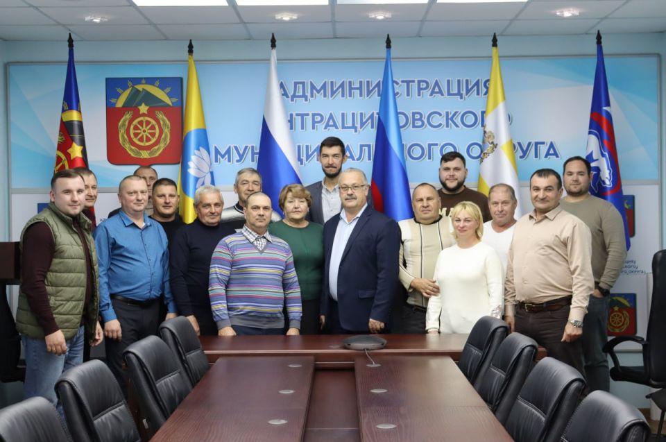 Сергей Саенко: Сегодня совместно с заместителем председателя Совета округа Еленой Рахмуковой поздравил работников дорожной отрасли с профессиональным праздником