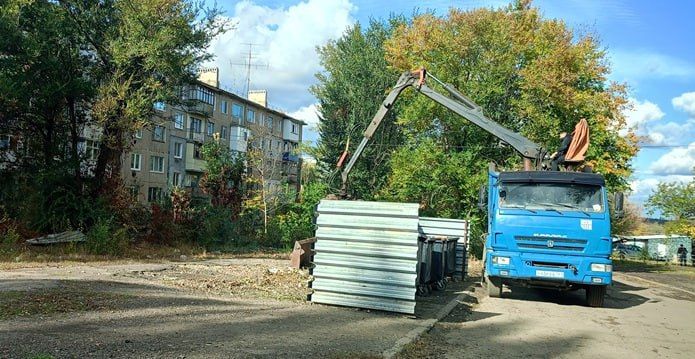 Фотофакт: в городе Молодогвардейске проводят работы по вывозу мусора