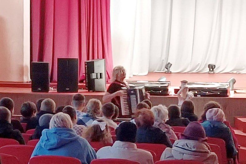 Для жителей пгт Володарск и участников СВО с концертной программой выступила певица и ведущая Жанна Чос из Санкт-Петербурга