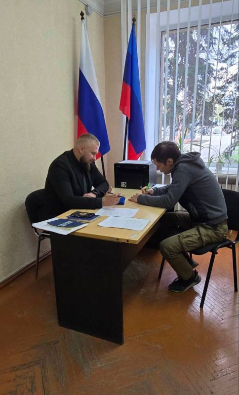 ПРИЕМ ГРАЖДАН В АНТРАЦИТЕ. Депутаты Совета Антрацитовского муниципального округа от фракции ЛДПР — Сергей Алексеев и Роман Тюрин — провели приём граждан в городе Антрацит