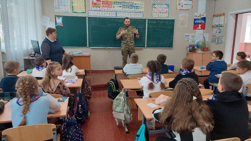 Уроки мужества, приуроченные ко Дню отца прошли в Первомайской многопрофильной гимназии