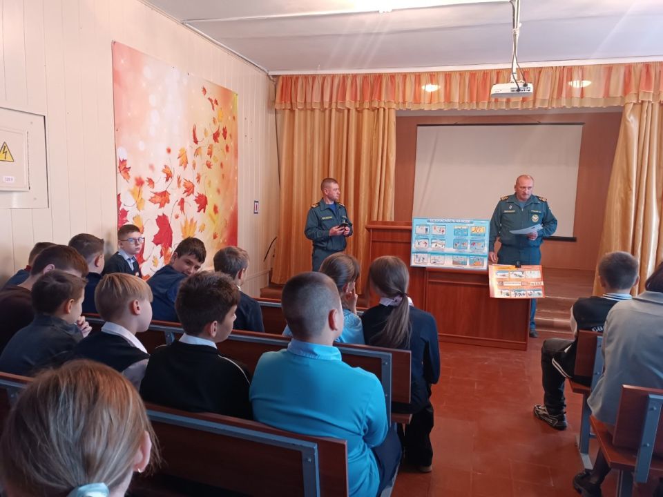 В Лутугинской средней школе №1 прошла лекция по безопасности на водоемах в осенне-зимний период, которую провели сотрудники МЧС