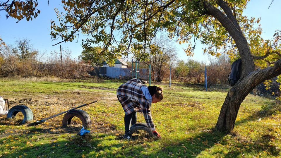 Жители поселка шахты № 26 вместе с рабочими по благоустройству территории пгт Дубовский провели очередной субботник в центральной части поселка на пересечении улиц Островского и Кирова