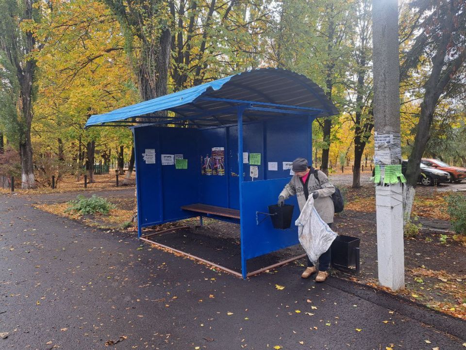 В пгт Ясеновский продолжаются работы по благоустройству территории