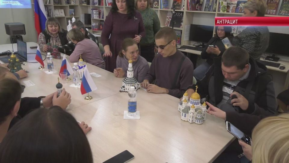Ставропольская краевая библиотека для слепых и слабовидящих имени Маяковского приехала в Антрацит с тактильным туром: «Храмы воинской славы: прикоснись, послушай, посмотри»