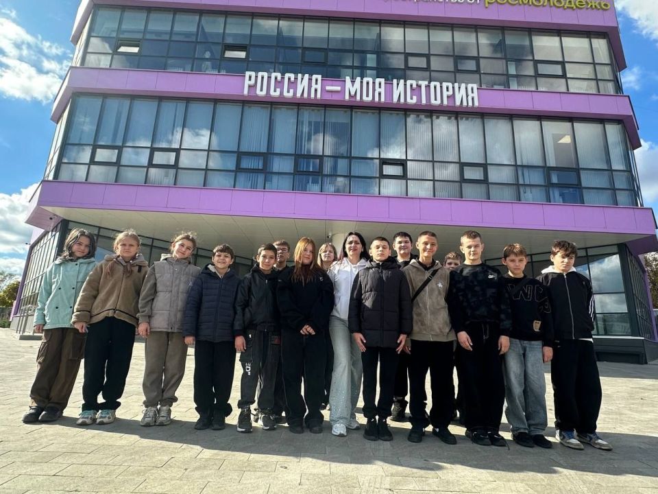 16 октября 2025 года учащиеся 6-Б класса Ровеньковской школы N9 им. Л.Г.Шевцовой посетили Исторический парк «Россия – Моя история» в городе Луганск