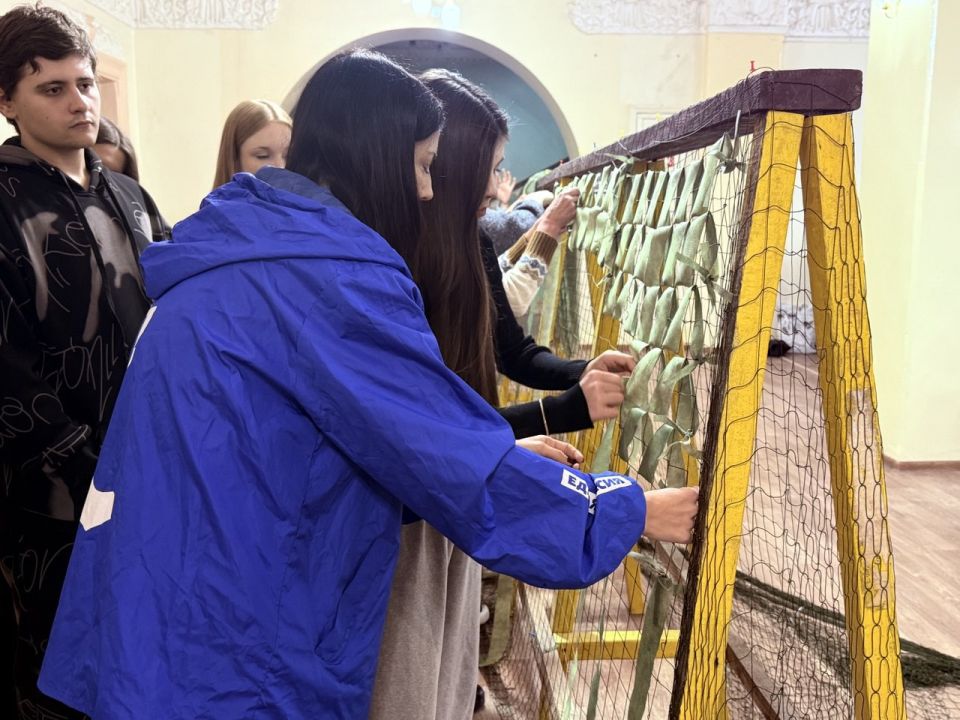 В Кировском городском дворце культуры прошел обучающий мастер – класс по изготовлению маскировочных сетей для военнослужащих