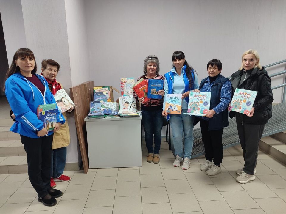 Книги для библиотеки.. Координатор «Женское движение» Руслана Боярская совместно с единороссами передали очередную партию книг в детскую библиотеку города Кременная