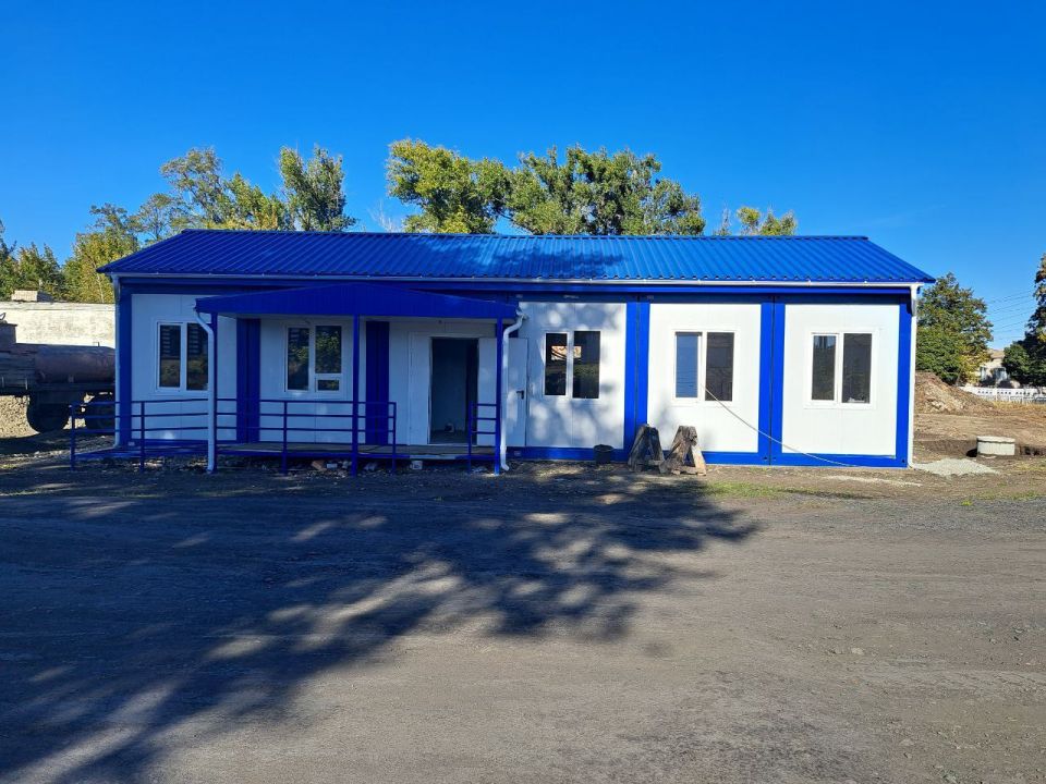 На территории поселка городского типа Новодарьевка продолжаются работы по строительству модульного фельдшерско-акушерского пункта в рамках национального проекта «Здравоохранение»