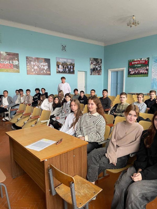 Профориентация в Свердловской школе: стоматолог Свердловской ГСП рассказала выпускникам о профессии