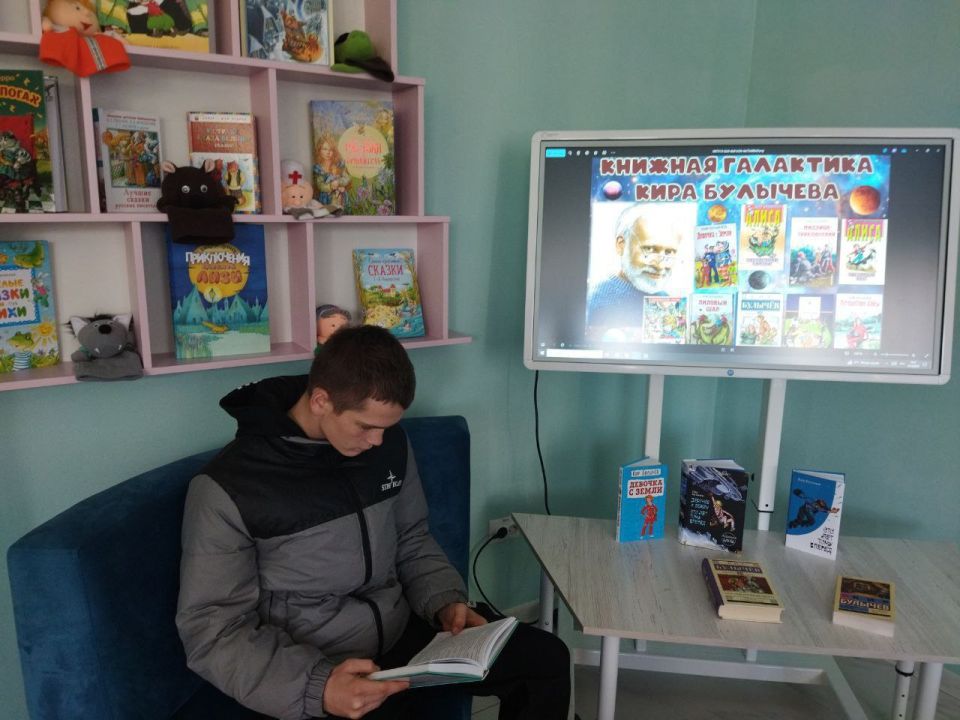 В Центральной библиотеке им. Г. Сковороды отмечается день рождения известного писателя К. Булычева!
