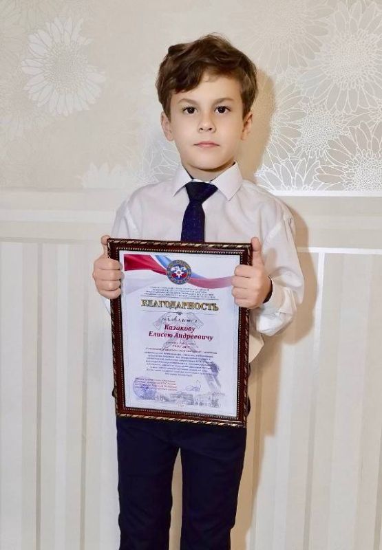 "Ученику 1-Б класса Алчевской социально-экономической гимназии, Елисею Казакову, была вручена благодарность за его невероятную бдительность, смелость, неравнодушие и правильные действия при обнаружении пожара
