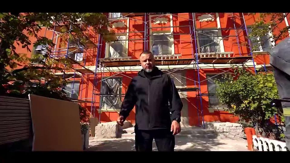 «Герои-строители: 2 сезон» — это проект о героической работе строителей и инженеров, которые прямо сейчас работают над восстановлением городов Донбасса и Новороссии
