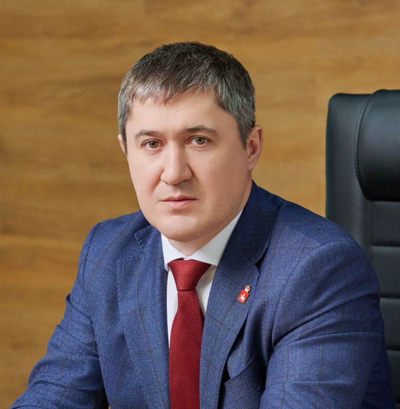 Сегодня свой день рождения отмечает Губернатор Пермского края Дмитрий Николаевич Махонин