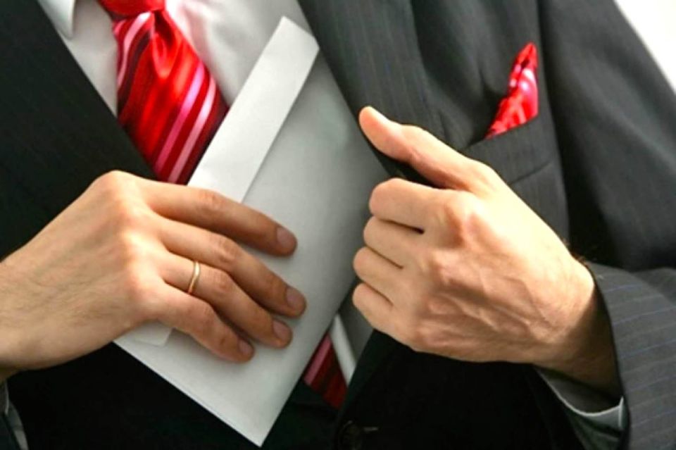 Что такое коррупция. 1. Злоупотребление служебным положением, дача взятки, получение взятки, злоупотребление полномочиями, коммерческий подкуп либо иное незаконное использование физическим лицом своего должностного положения...