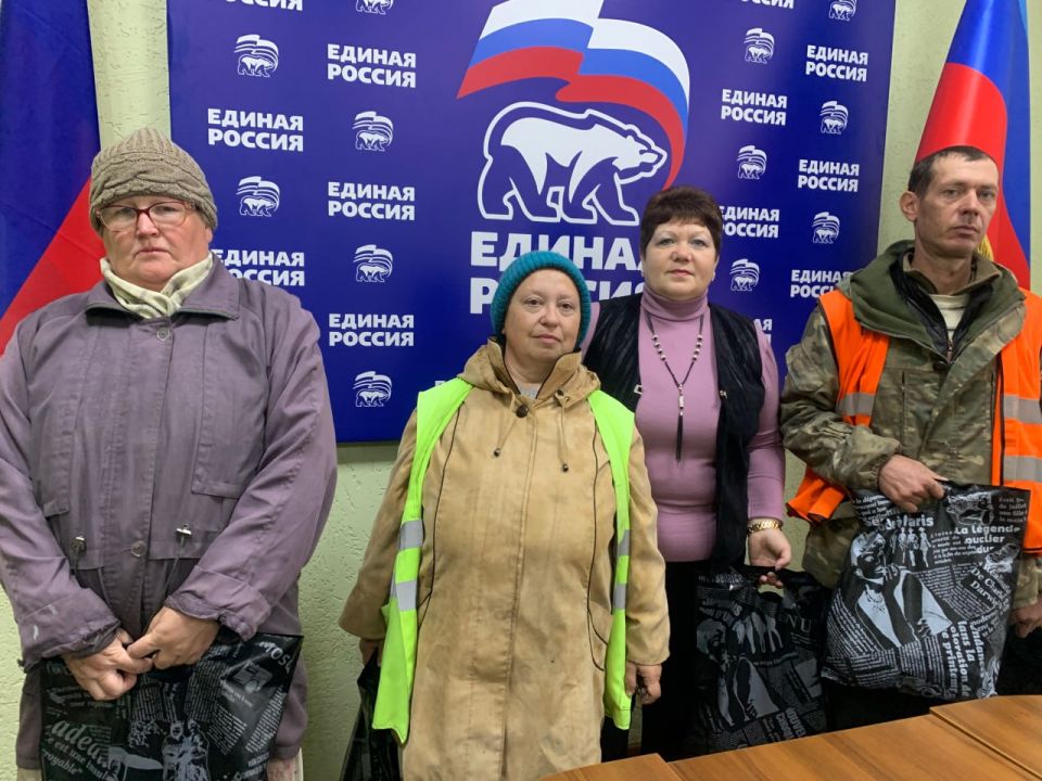 В честь профессионального праздника работники дорожного хозяйства приняли поздравления от активистов Партии «Единой России» в городе Молодогвардейске.