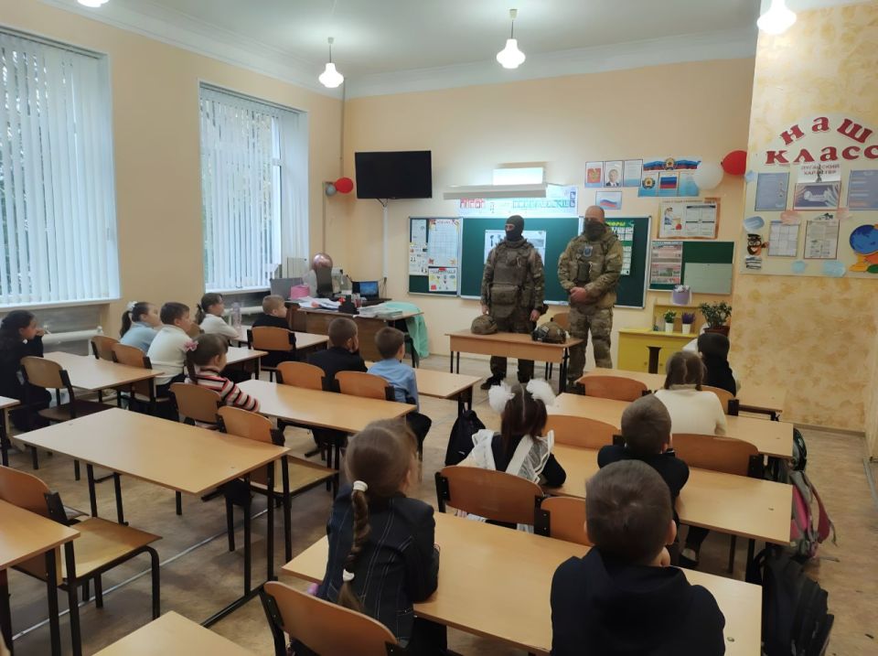 Светлана Гребенькова: Правильная и трогательная акция прошла в школах Алчевска ко Дню отца, который отмечается сегодня