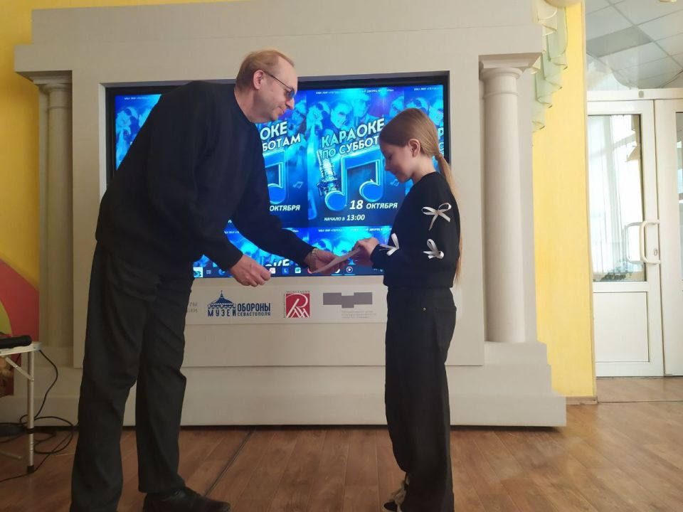 В Перевальском районном ДК в ходе очередного отборочного тура 18 октября определились ещё трое полуфиналистов, а точнее, полуфиналисток, вокального конкурса «КАРАОКЕ по субботам», проводимого нынешней осенью