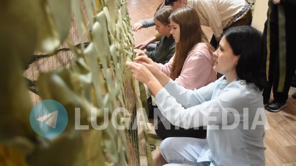 В Кировском городском дворце культуры прошел обучающий мастер – класс по изготовлению маскировочных сетей для военнослужащих