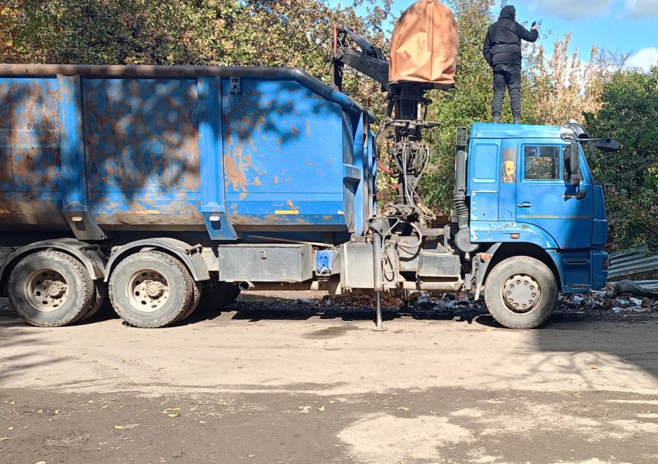 В Молодогвардейске продолжаются работы по вывозу ТКО