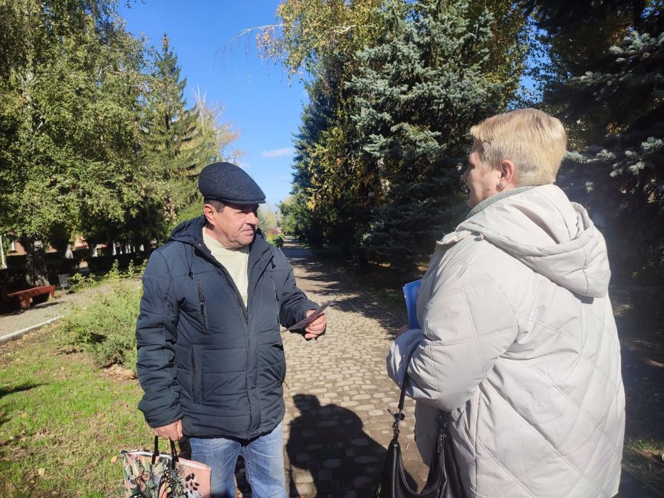 Сотрудники Лутугинской центральной районной библиотеки провели поздравительную акцию