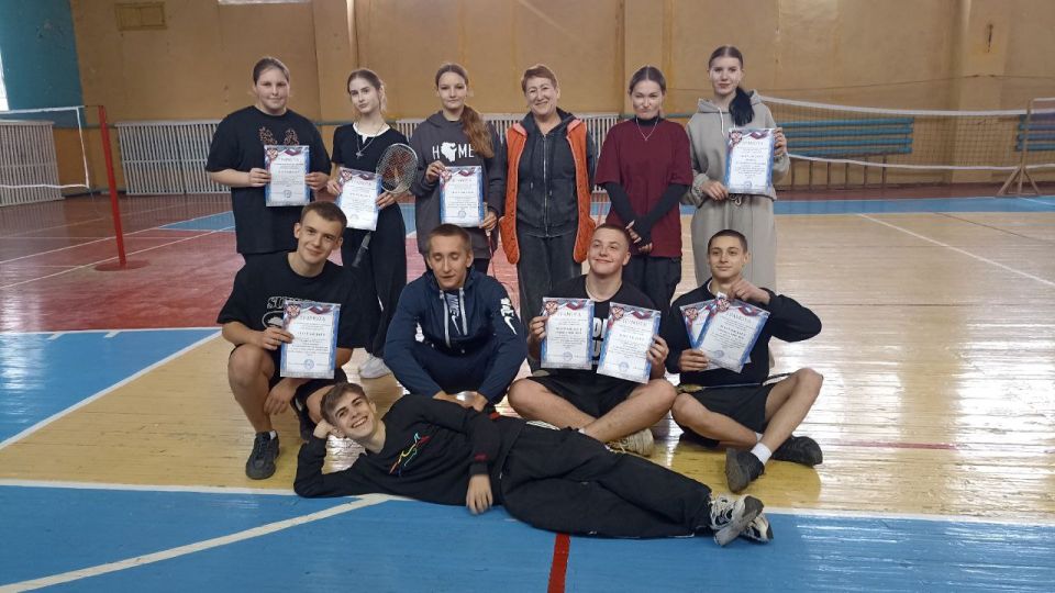 На базе спортзала «Кристалл» Петровского комплекса спортивных сооружений прошли соревнования по бадминтону, в зачёт Спартакиады 2025-2026 годов, среди учебных заведений города Петровское