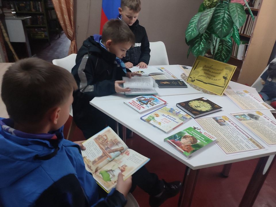 В библиотеке поселка Белое прошел устный журнал к Всероссийскому дню чтения «Давайте знакомые книжки откроем»