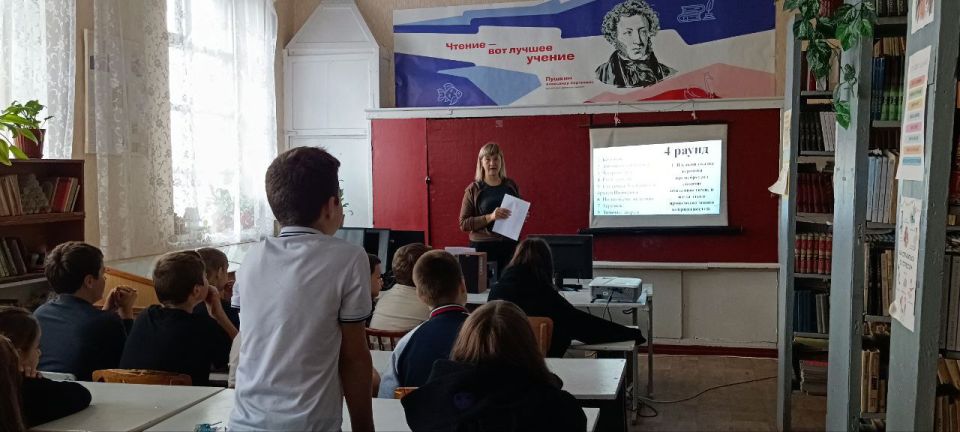 В рамках общегородской недели правовых знаний главный специалист отдела культуры, спорта и молодёжной политики Администрации городского округа город Ровеньки Татьяна Напханюк провела правовой квиз с учащимися 6 класса...