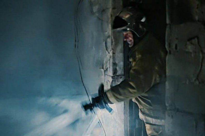 Спасатели МЧС России ликвидировали масштабный пожар на частном подворье в Свердловске